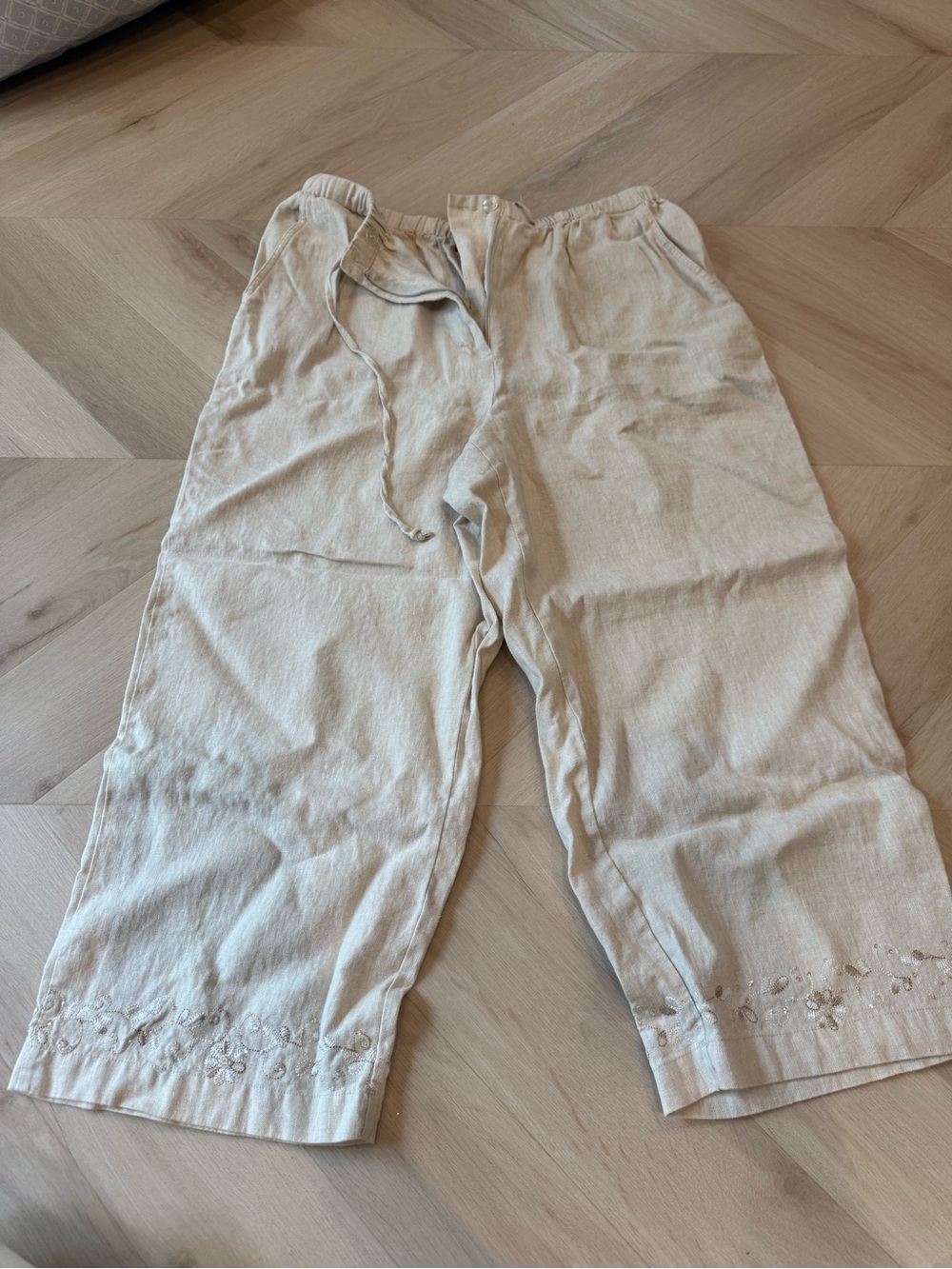 100% Linen Women’s Cream Embroidered Linen-Blend Capri Pants